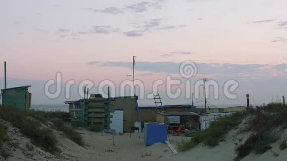 在海边为小猫和冲浪者建造的肮脏的房子视频的预览图