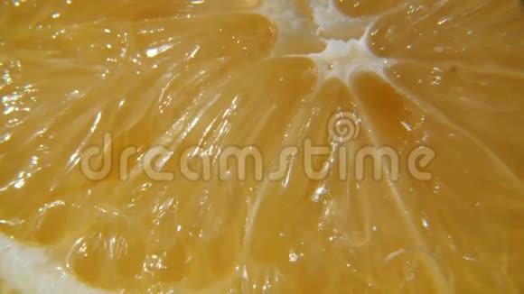 黄色多汁的柠檬果肉切柠檬片果汁从其中流动黄色柠檬果肉的大面积拍摄视频的预览图
