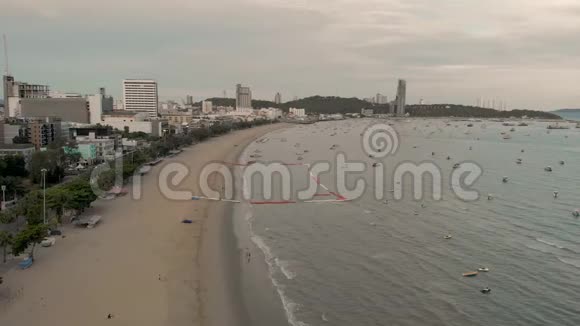 清晨日出无人机在泰国芭堤雅海滩芭堤雅市泰国展示泰国的快艇和著名的视频的预览图