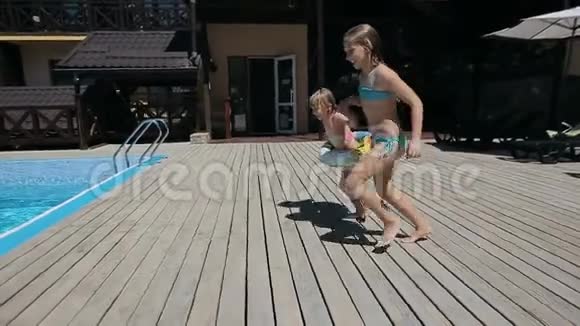 女孩在游泳池里跳跃和跳水视频的预览图