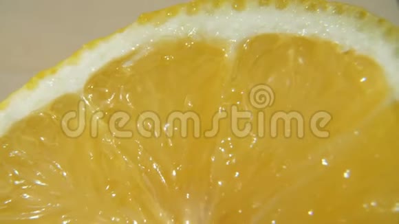 黄色多汁的柠檬果肉切柠檬片果汁从其中流动黄色柠檬果肉的大面积拍摄视频的预览图