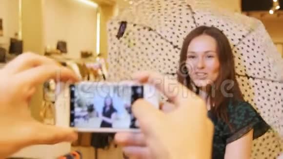 相机改变焦点从智能手机到拍摄漂亮女孩视频的预览图