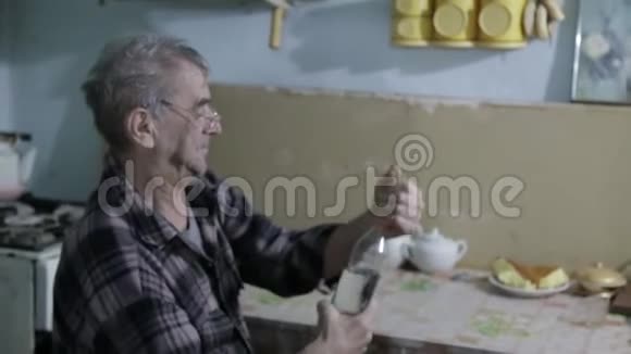 爷爷在喝酒年纪大点的酗酒的视频的预览图