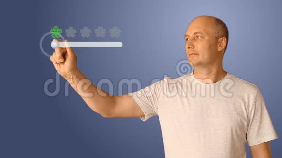 一个人在虚拟屏幕上显示5颗星的等级渐变蓝色背景填充一个用于评估的概念片段视频的预览图