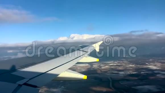 在德国柏林主要国际机场的飞机窗外降落时间流逝视频的预览图