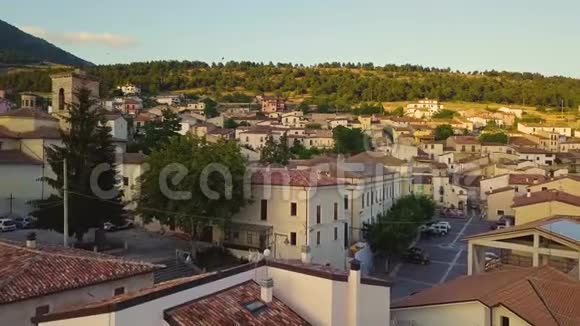 令人惊叹的4k空中意大利村庄由阿布鲁佐山鸟类飞离塔视频的预览图