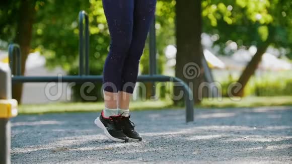 女孩在公园里跳绳在她的脚框里视频的预览图