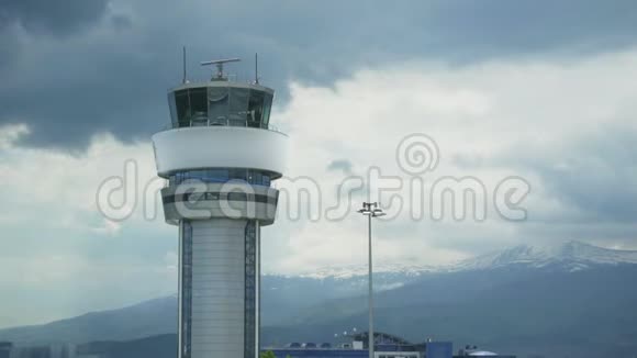 机场控制塔机场控制塔台满负荷运行雷达控制塔与飞机穿越天空视频的预览图