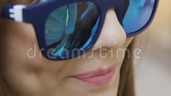 蓝镜太阳镜和微笑中的特写女性视频的预览图