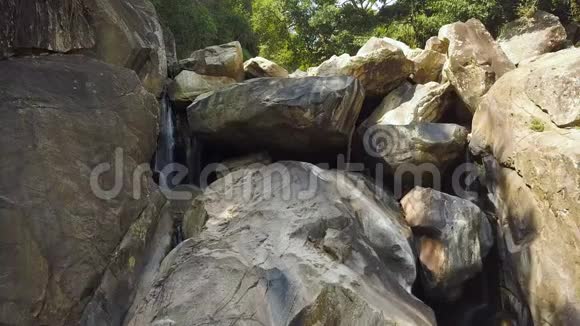 雨林鸟瞰的洛基瀑布山河和瀑布中的大石头在背景绿色森林上野野野视频的预览图