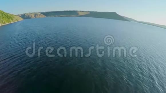 宽阔的河流从鸟瞰丘陵岛屿德涅斯特乌克兰青山绿水视频的预览图
