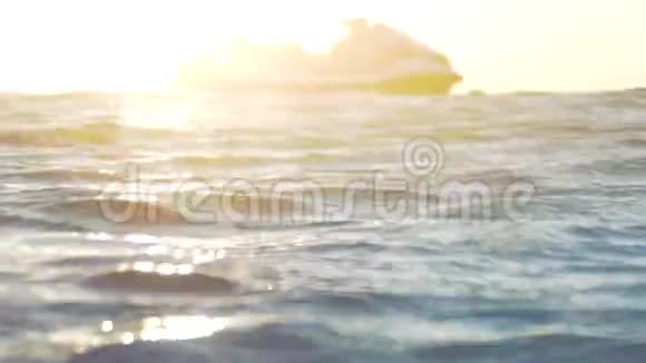 在海洋里放散焦的jetski视频的预览图
