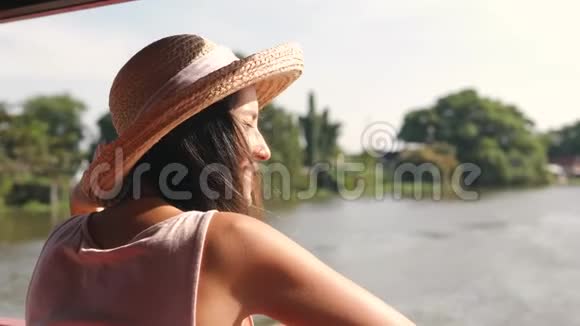 年轻的海皮斯特旅游女孩在大帽子观光和参加游轮在泰国河4K慢运动视频的预览图