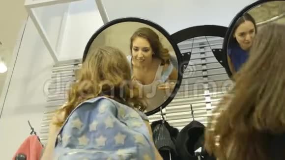 底景漂亮女人带着包在镜子前转身视频的预览图