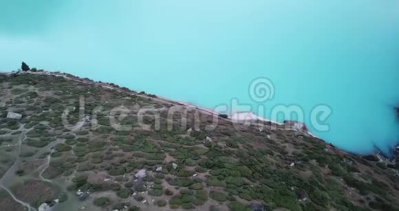湖高山中山湖青绿色和蓝色的水视频的预览图