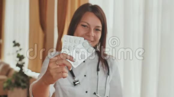 一位年轻的女医生手里拿着一包药丸视频的预览图