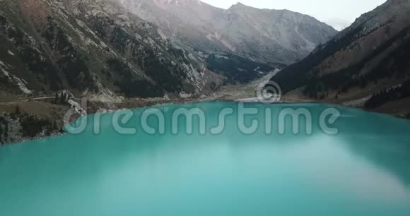 湖高山中山湖青绿色和蓝色的水视频的预览图