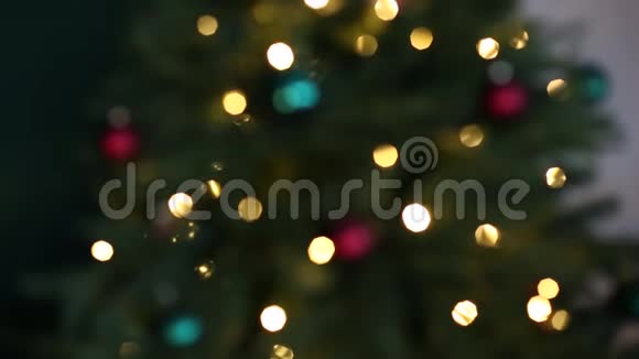 装饰圣诞树彩球汽车列车视频的预览图