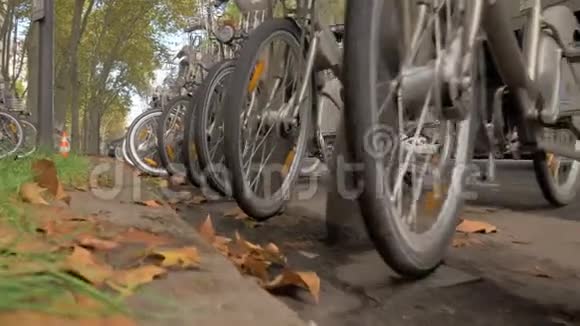 自行车友好型城市在法国巴黎大街有一排自行车停车视频的预览图
