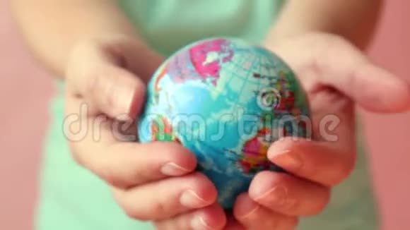 拯救地球的概念全球变暖和塑料排放女性手握行星地球球视频的预览图