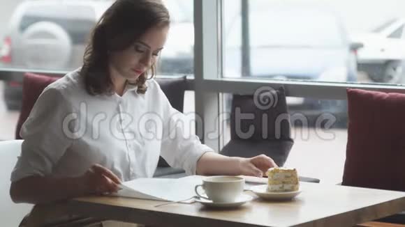 年轻的女商人在一家咖啡馆午休时休息翻阅着家时尚杂志视频的预览图