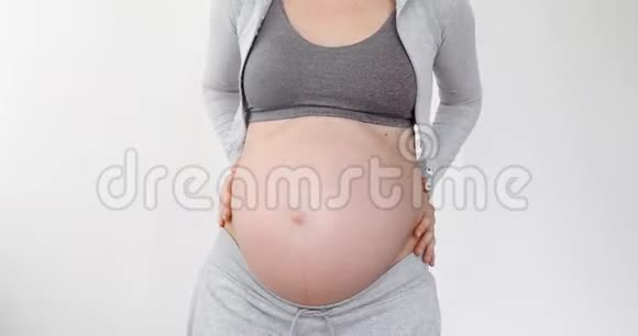 孕妇用手摸肚子视频的预览图