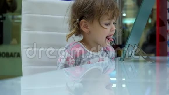 小女孩在镜子前做鬼脸视频的预览图