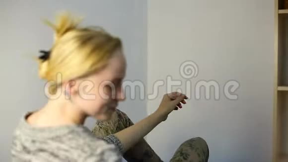 女性病人照镜子视频的预览图