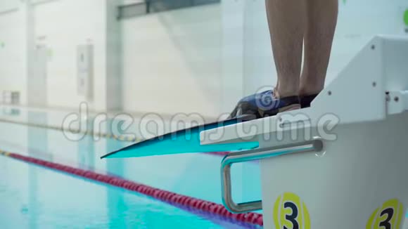 技巧游泳运动员几乎不能在室内游泳池游过赛道视频的预览图