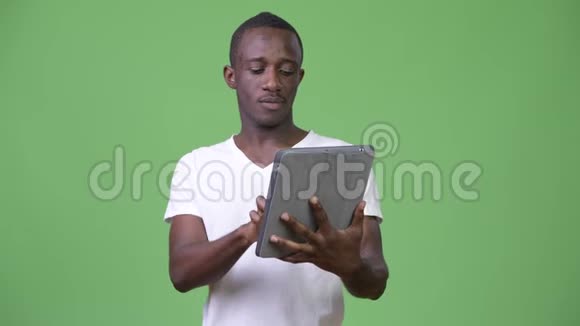 年轻悲伤的非洲人使用数码平板电脑视频的预览图