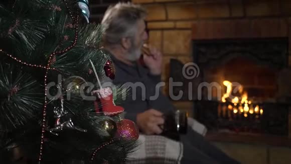 背景上壁炉旁装饰着的圣诞树和老人视频的预览图
