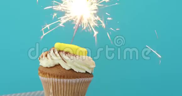带喷头的纸杯蛋糕和闪闪发光的蓝色背景视频的预览图