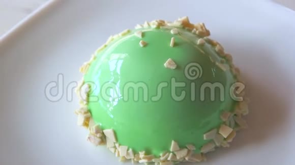 有绿色釉的美味甜点视频的预览图