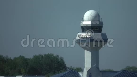 机场管制塔超越跑道热霾视频的预览图