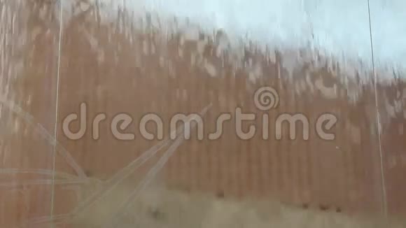 水滴在玻璃上视频的预览图