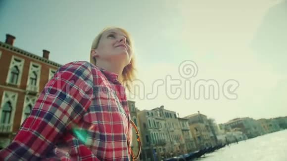 一个年轻的女人在威尼斯著名的大运河上的一辆水上出租车上航行意大利旅游业视频的预览图