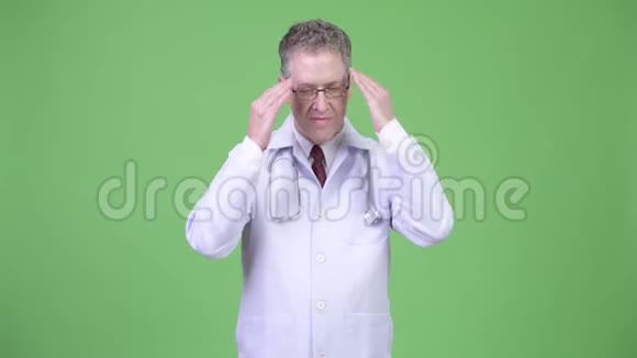 压力过大的成年医生头痛的肖像视频的预览图