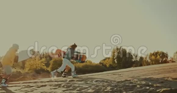朋友们在沙漠中用沙板奔跑视频的预览图