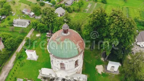 一个小村庄被遗弃的天主教寺庙视频的预览图