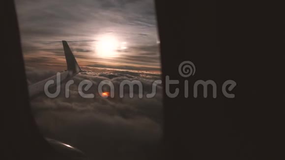 日出时云层和飞机的机翼在窗户上缓慢移动视频的预览图