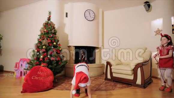 良好的新年精神圣诞树礼品袋壁炉孩子们扮演傻瓜他们舒适和家庭等待圣诞老人视频的预览图