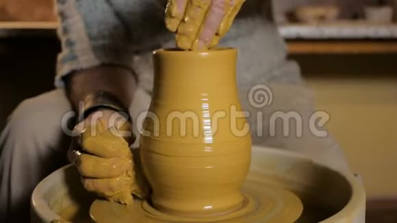 陶器车间做花瓶的人的手视频的预览图