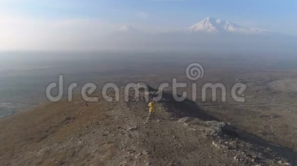 空中景色人在山间小径上奔跑视频的预览图