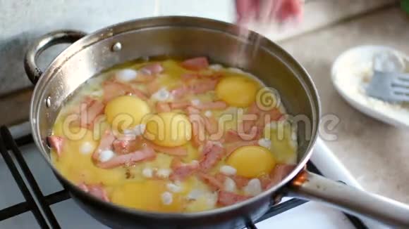 鸡蛋和香肠放在平底锅里视频的预览图