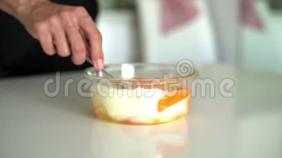 混合鸡蛋放在透明的碗里用一杯牛奶搅拌倒入一团均匀的鸡蛋手中视频的预览图