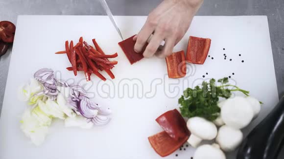 一个厨师的手在做胡椒方块视频的预览图