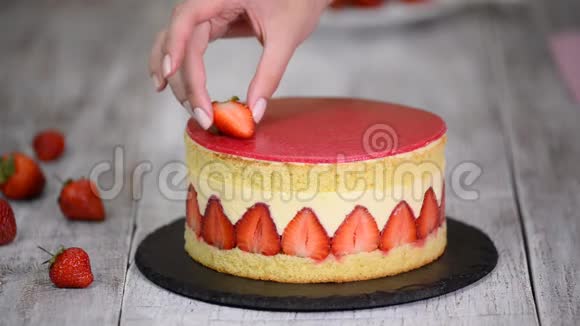 草莓蛋糕木制背景的弗利西耶蛋糕视频的预览图