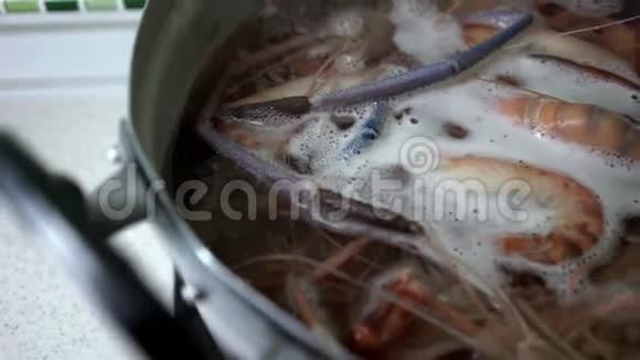用平底锅煮虾子准备海鲜视频的预览图