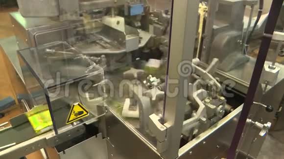在乳品厂生产黄油机器把油放在袋子里密封视频的预览图
