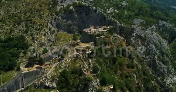 在黑山Kotor湾Kotor市圣约翰要塞历史墙上的鸟瞰图视频的预览图